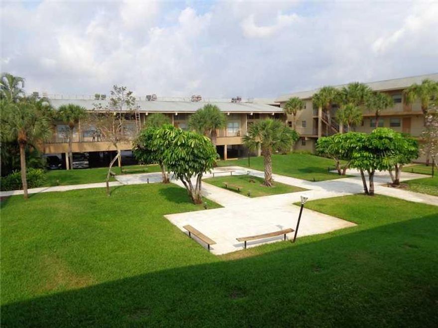 EXCELLENT 1 BEDROOM / 1.5 BATHROOM UNIT IN GOOD CONDITIONS, ONE COVER PARKING SPACE. COMMUNITY POOL AND OTHER GREAT AMENITIES TO USE AND ENJOY! UNIT IS NEAR OAKLAND PARK, A CENTRIC AREA BUT REALLY QUIET, FEW MINUTES FROM A WALMART, PHARMACYS, RESTAURANTS  &  BANKS.