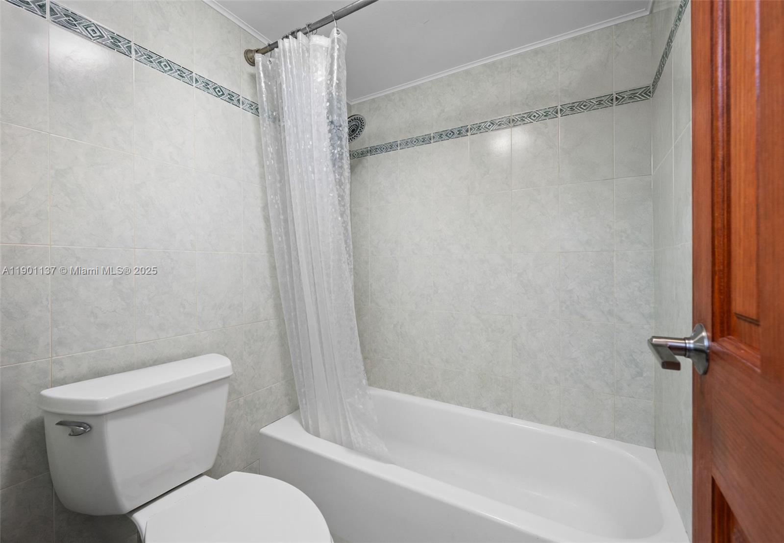 2030 S Ocean Dr 1701, Hallandale Beach, FL, 33009/$395,000 3 2030 S Ocean Dr 1701