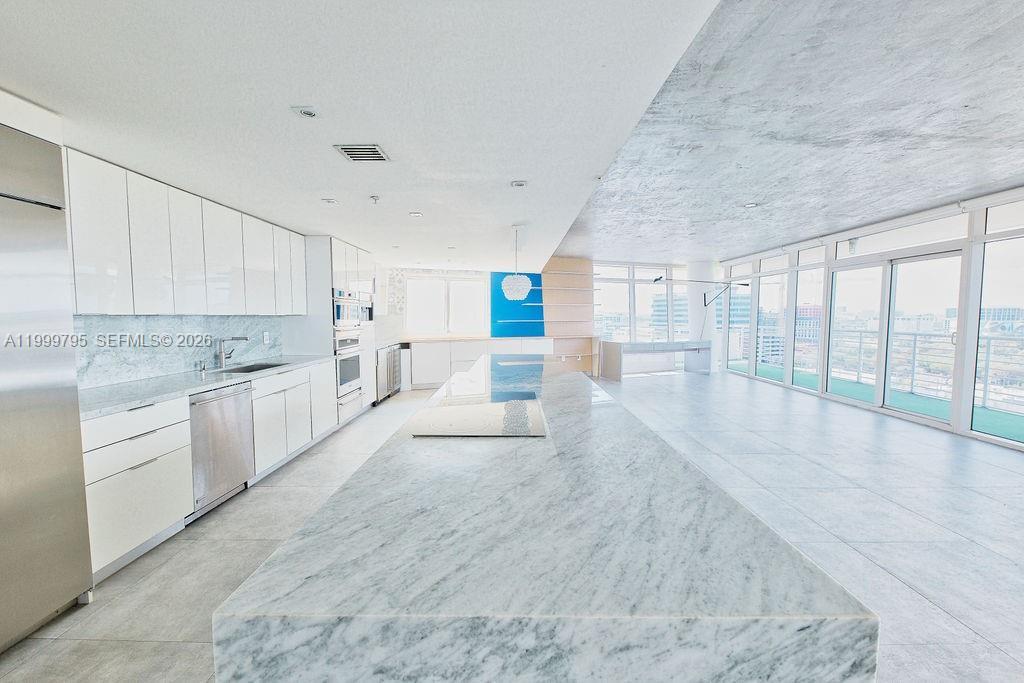 MIDBLOCK MIAMI CONDO - Residential Lease