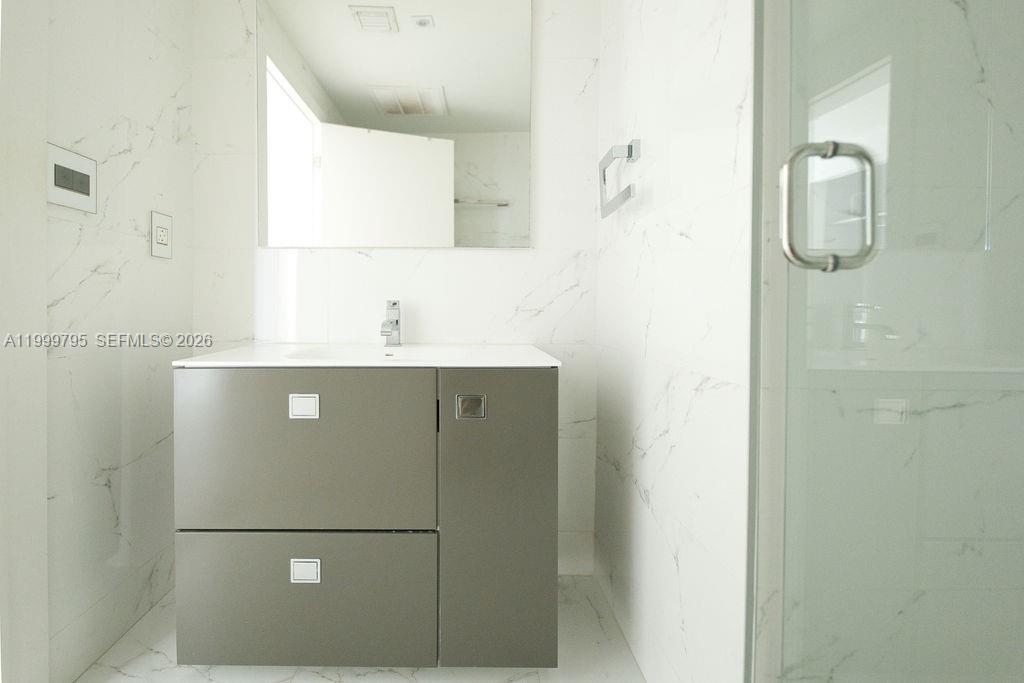 MIDBLOCK MIAMI CONDO - Residential Lease