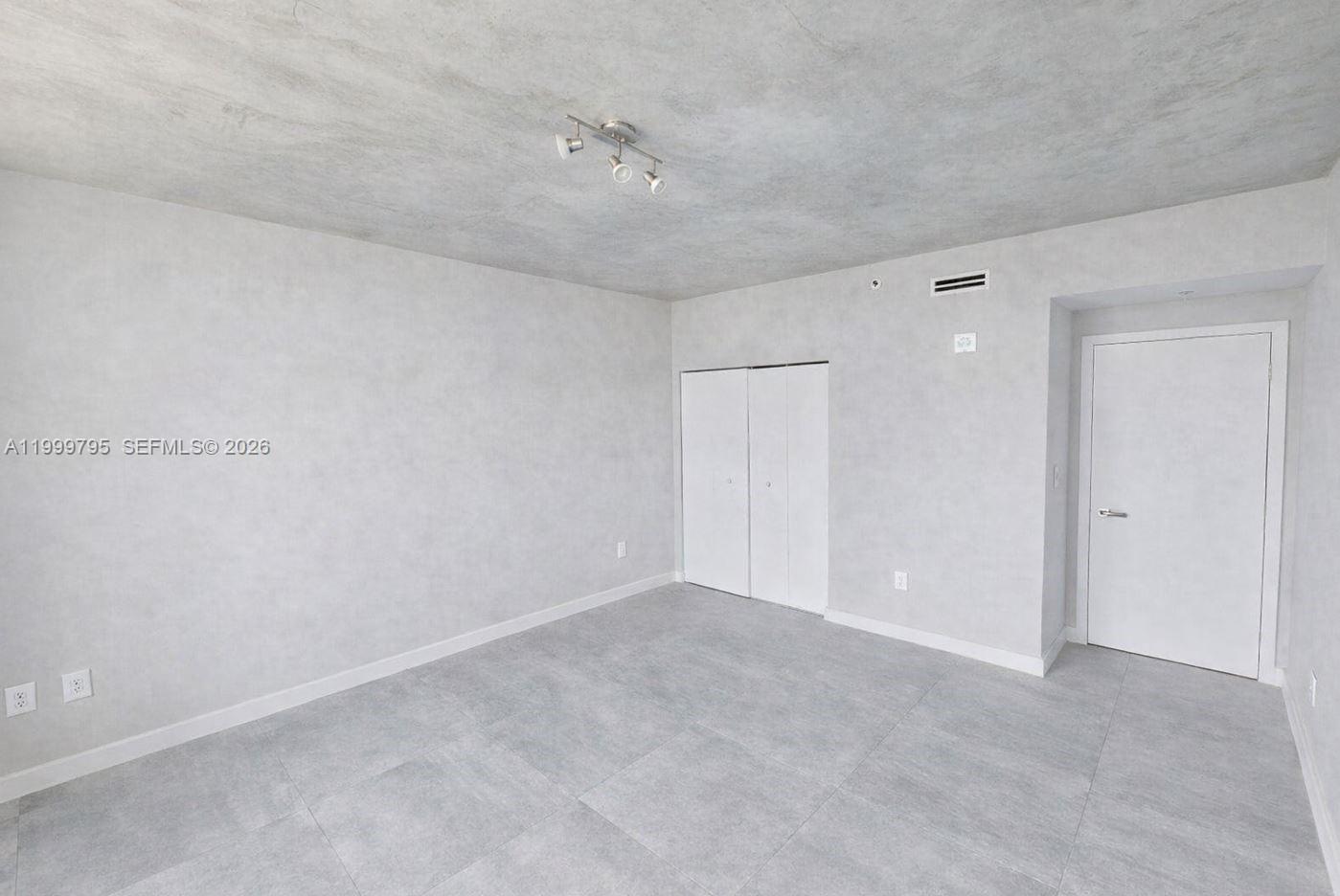 MIDBLOCK MIAMI CONDO - Residential Lease