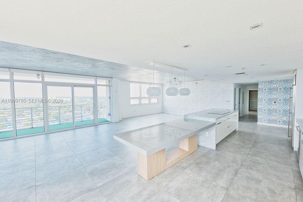 MIDBLOCK MIAMI CONDO - Residential Lease