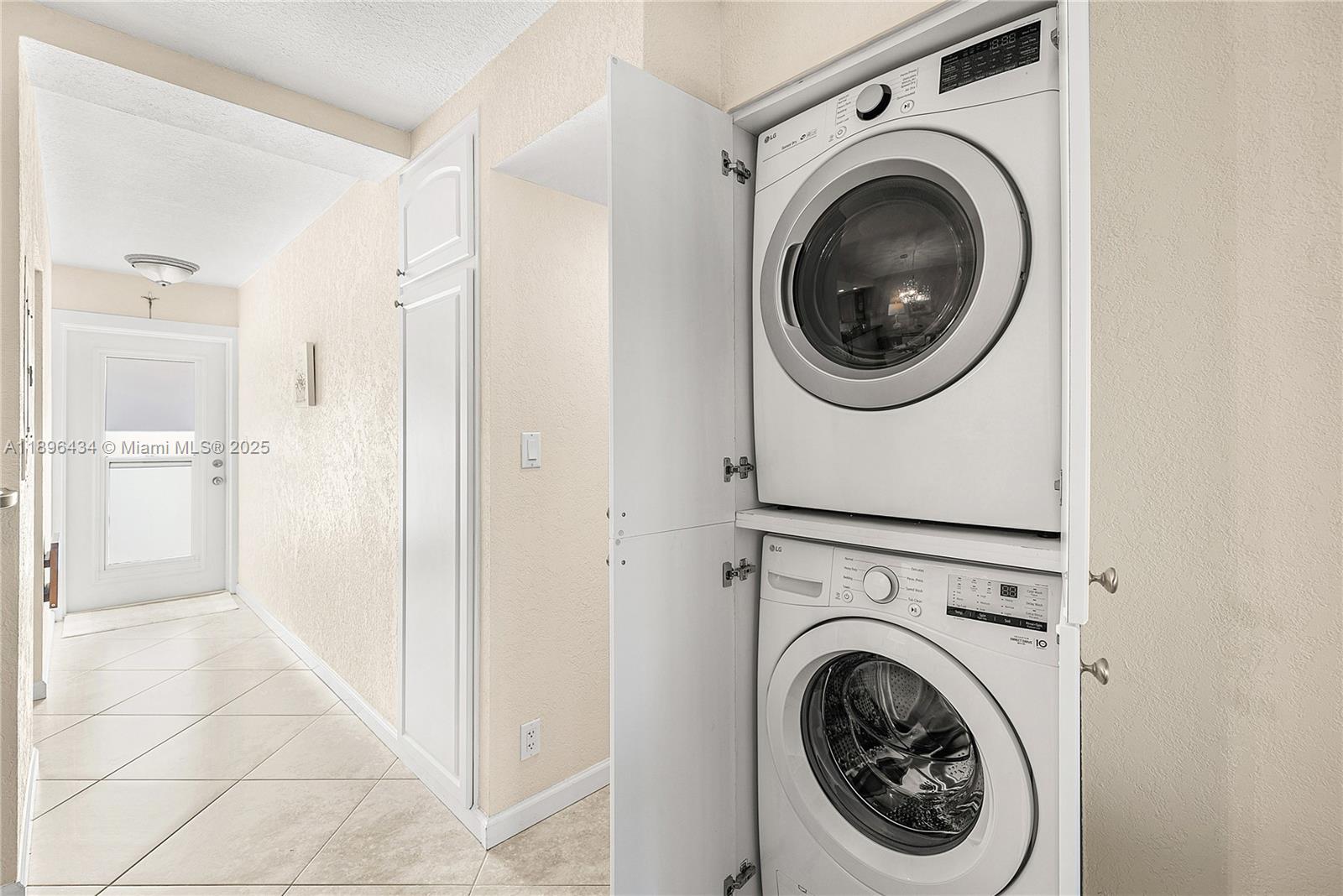 View photos, virtual tours, details... 901 N Riverside Dr 3D