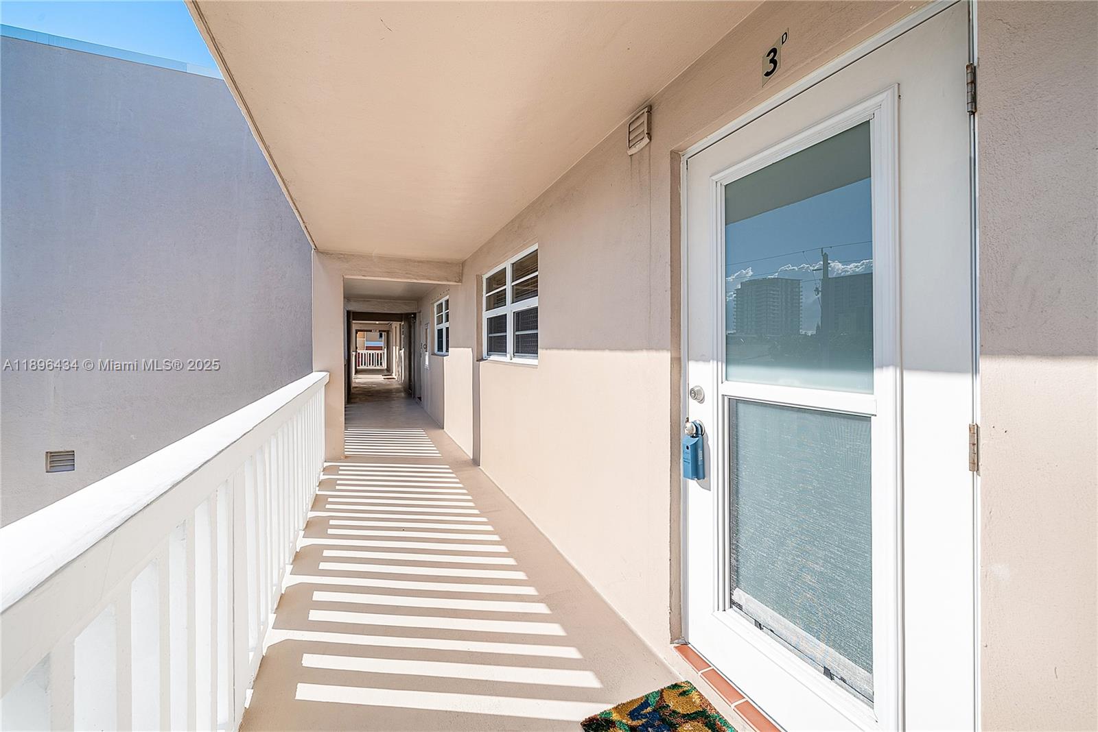 View photos, virtual tours, details... 901 N Riverside Dr 3D