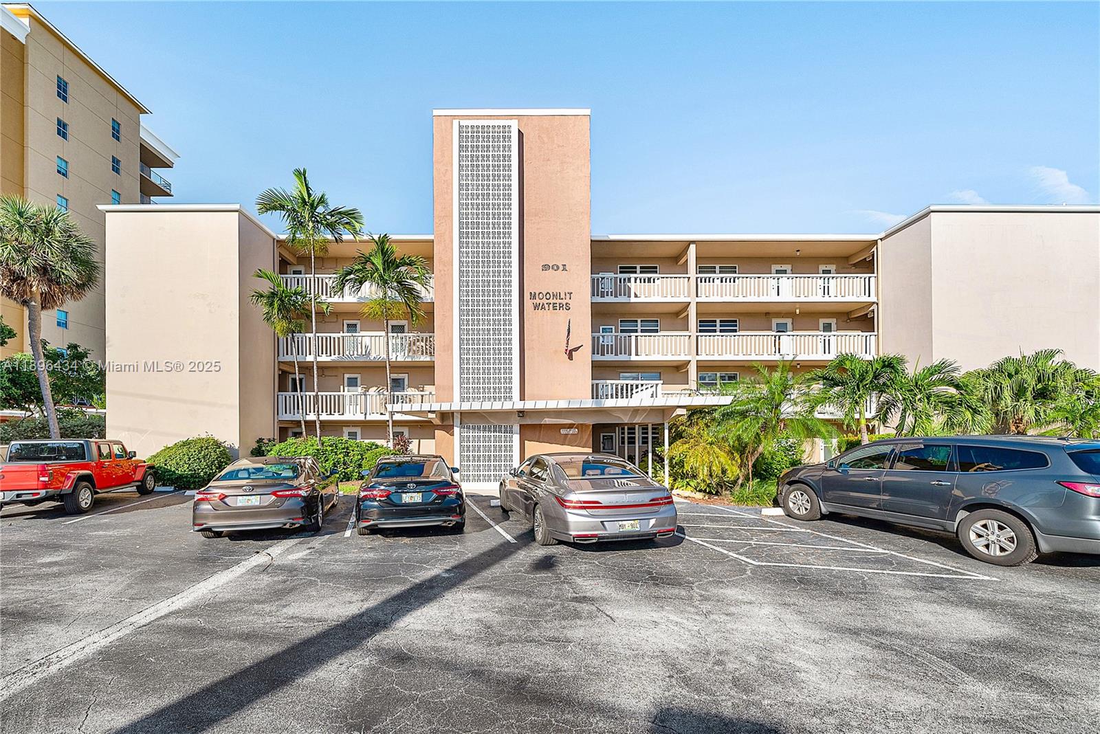 View photos, virtual tours, details... 901 N Riverside Dr 3D