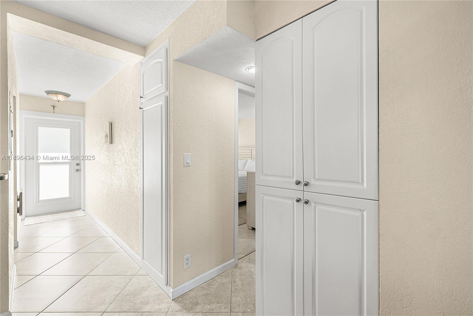 View photos, virtual tours, details... 901 N Riverside Dr 3D