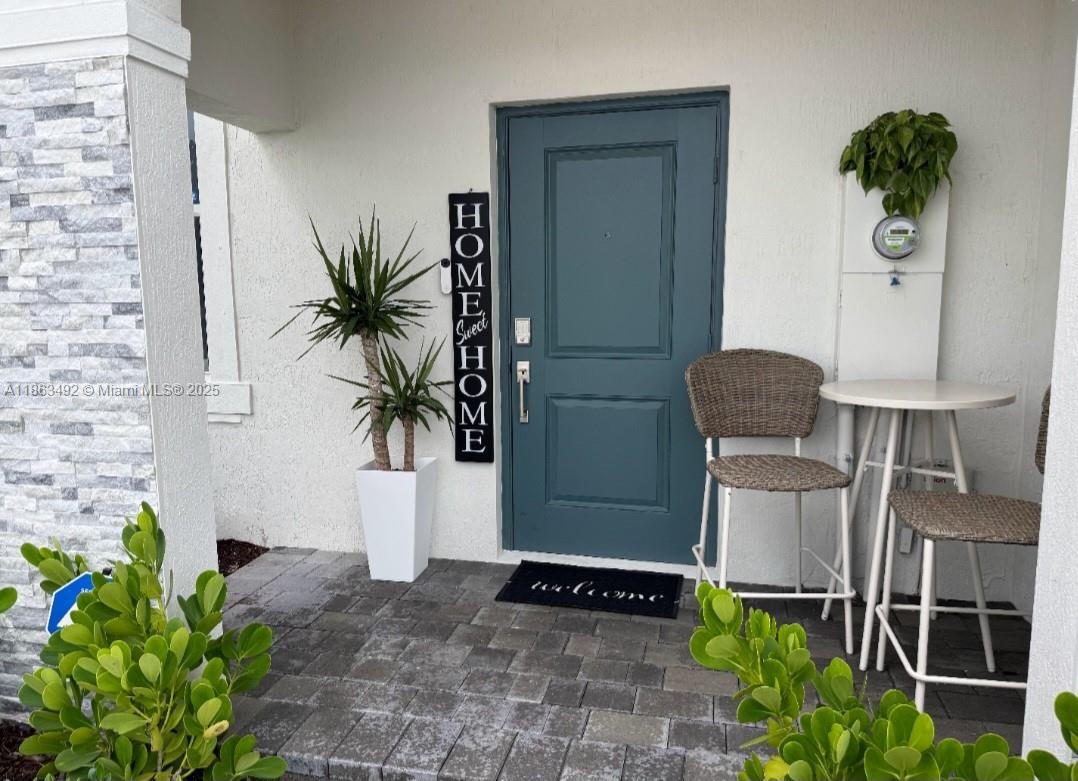 Great and Cozy two-story townhome 3 bed/2.5 bath in the beautiful complex, this property has stainless appliances, fully fence backyard yards, washer and dryer place in the property, great amenities, and it is located near to many great places in Miami, This wonderful property can be your new . COME AND SEE IT