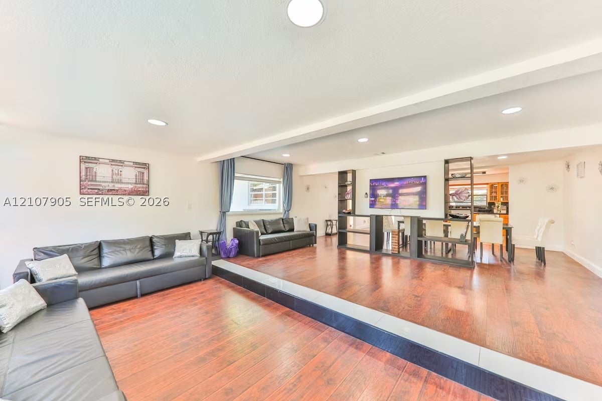 2565 NE 214th St 2565