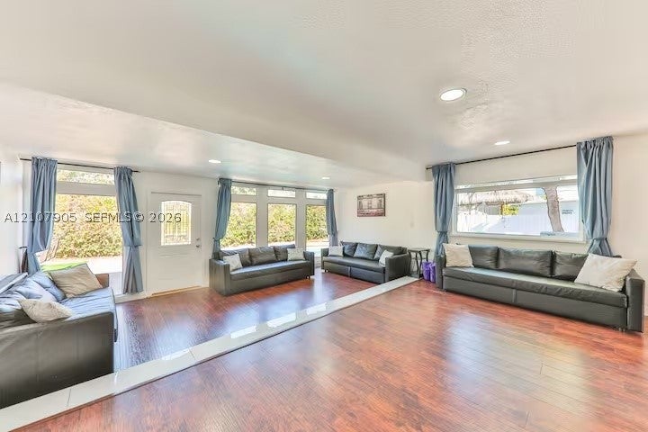 2565 NE 214th St 2565