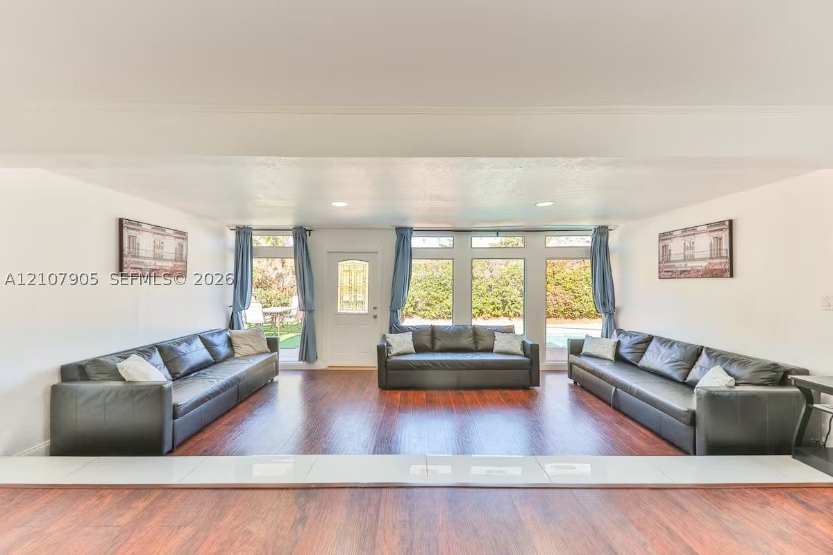 2565 NE 214th St 2565