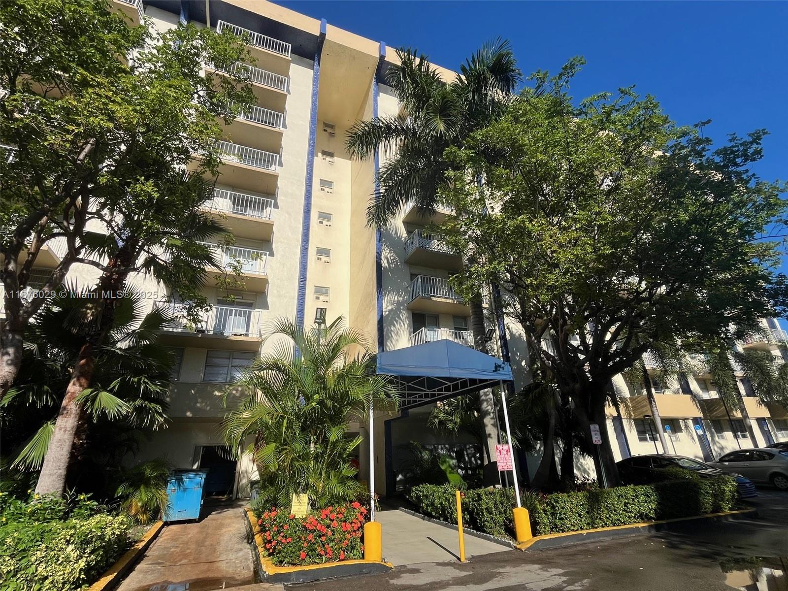 Remodeled apartment 1/1, new kitchen, new bathroom. Freshly painted. Large Balcony. Laundry facilities on each floor. Security at entrance. Pool, gym, tennis Etc.. Walk to bus, shops, cafeterias, Excellent schools and more!!!
Easy to show unit is vacant. Realtors, please read Brokers Remarks.