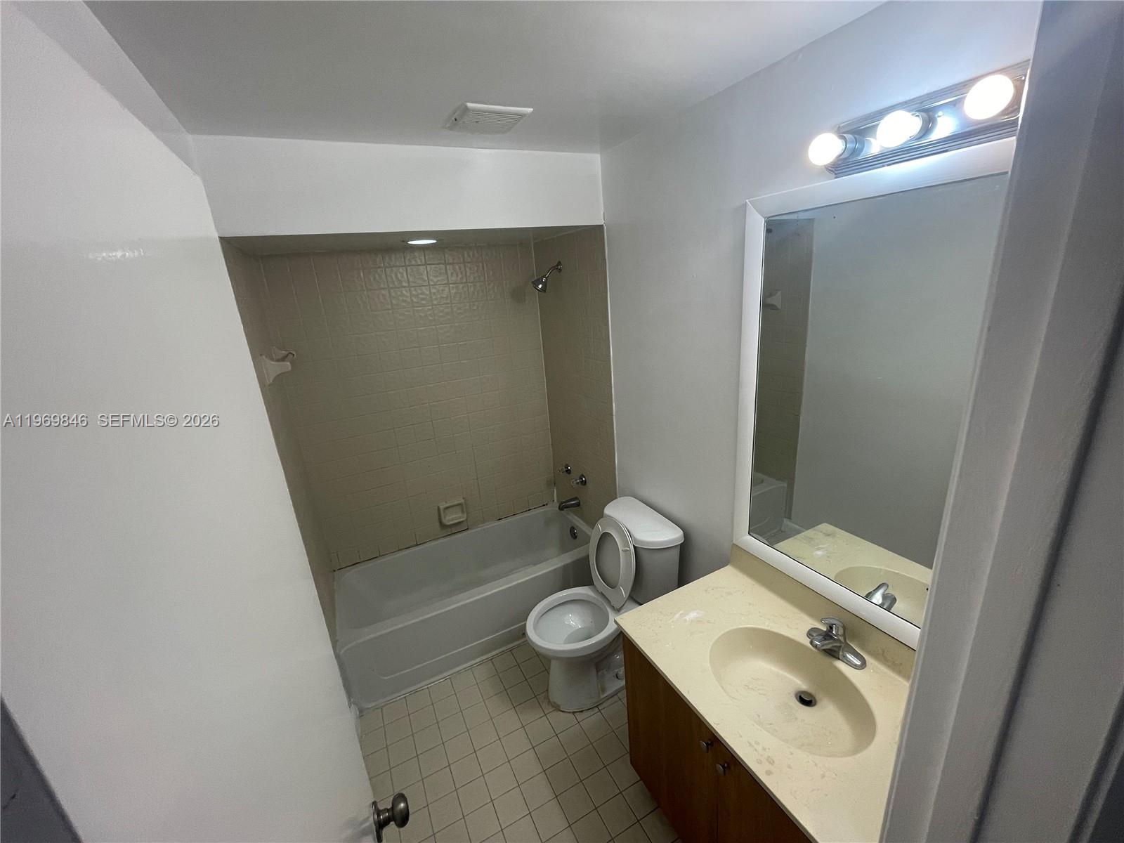 CIRCLE VILLAS (THE) CONDO - Residential