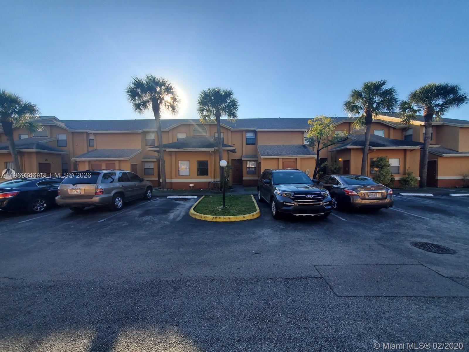 CIRCLE VILLAS (THE) CONDO - Residential