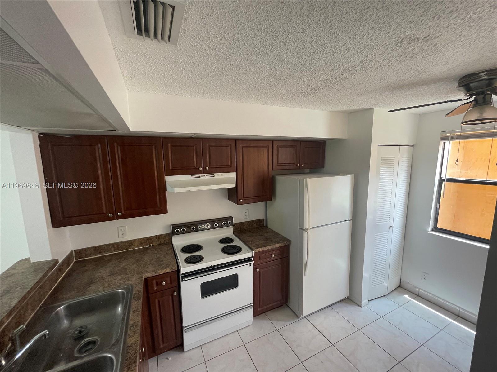 CIRCLE VILLAS (THE) CONDO - Residential