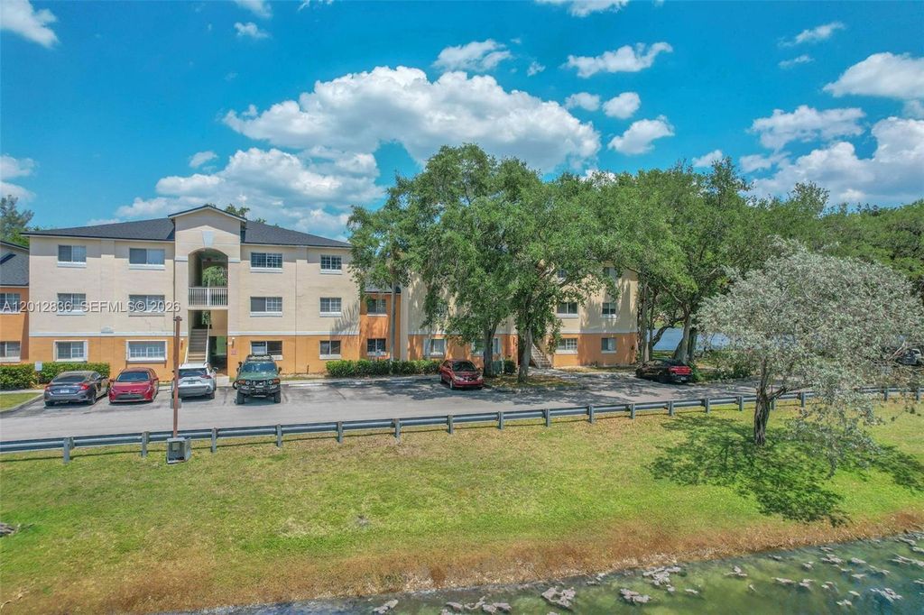 Photo of 3690 N 56th Ave #903, Hollywood, FL 33021 (MLS # A12012836)