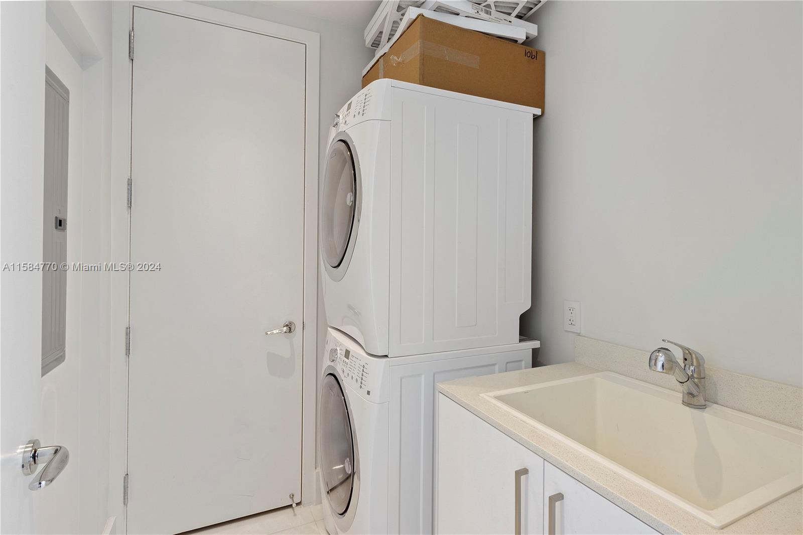 JADE SIGNATURE CONDO - Residential