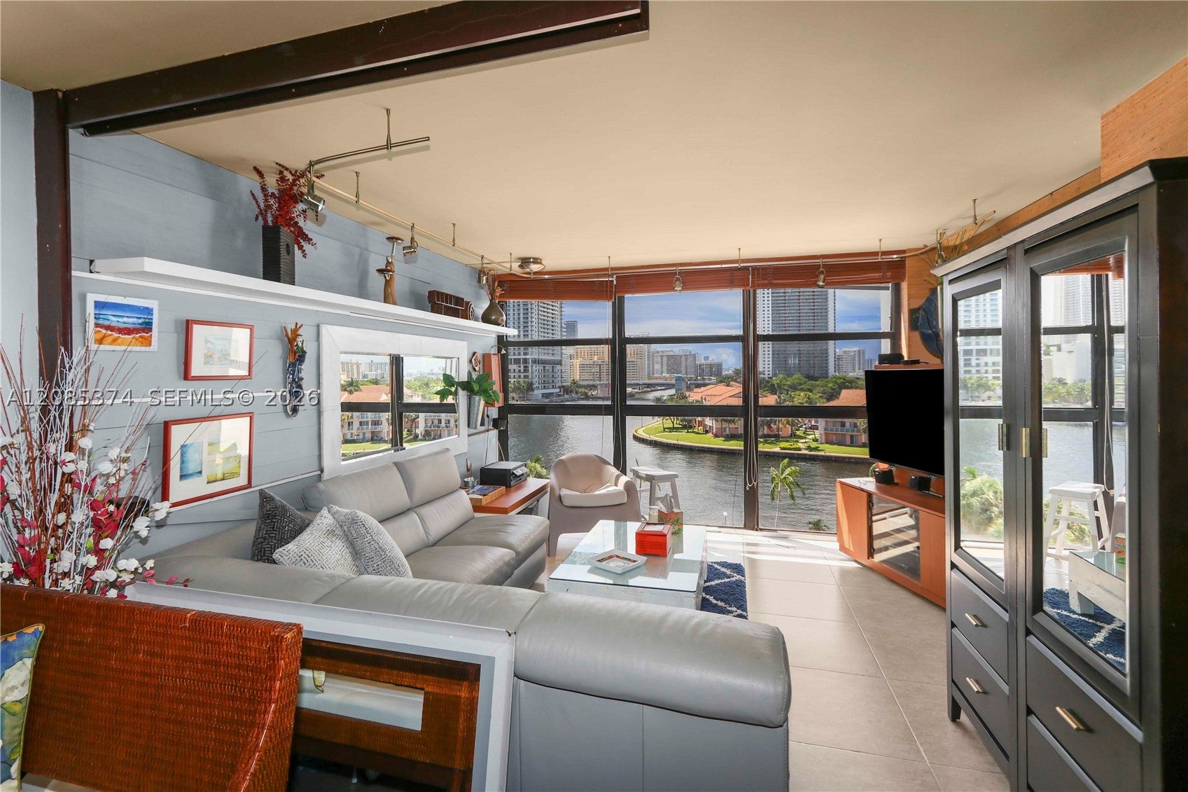 200 Leslie Dr 724