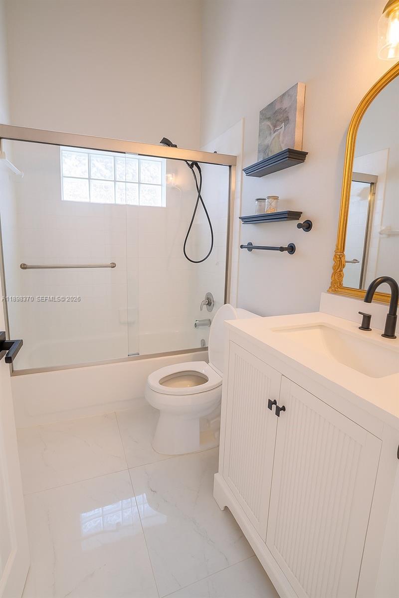 HAMPTON LAKES - Residential