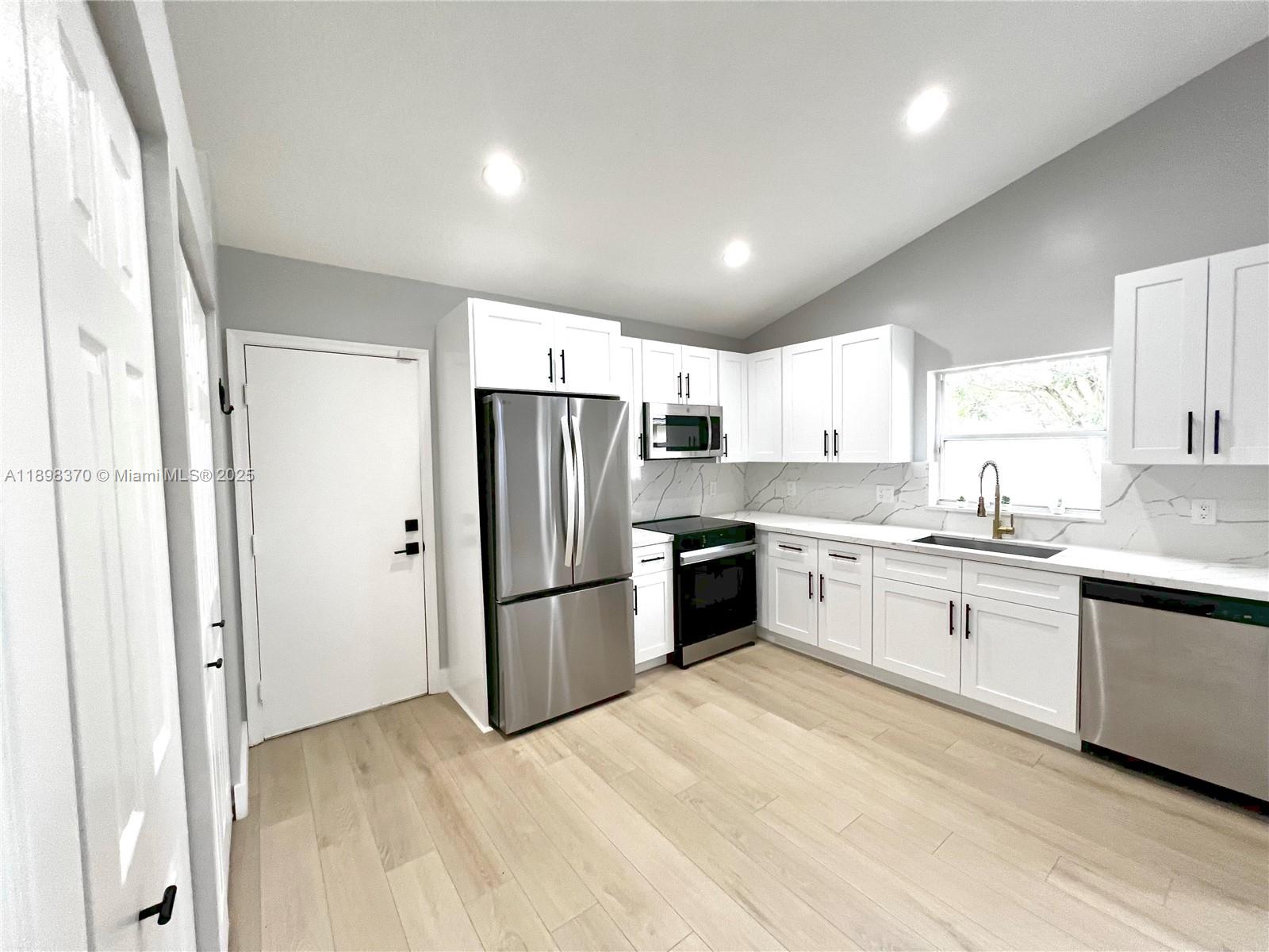 HAMPTON LAKES - Residential