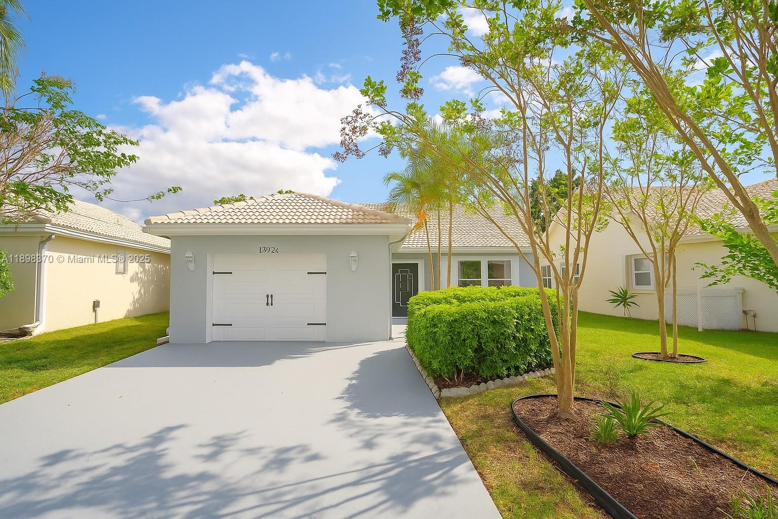 HAMPTON LAKES - Residential