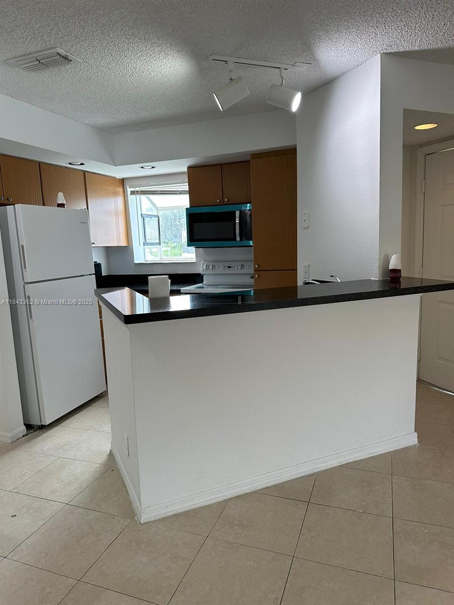 BEAUTIFUL SPACIOUS 2/2 CONDO IN MARGATE, GREAT LOCATION SURROUNDED BY GOLF COURSE, WELL KEPT AREA.WASHER/DRYER INSIDE.THE COMMUNITY INCLUDES LUXURY RESORT APT AMENITIES SUCH AS A CLUBHOUSE, SWIMMING POOL, GYM,TENNIS COURT, ETC. Minimun scored credit 620 association required !