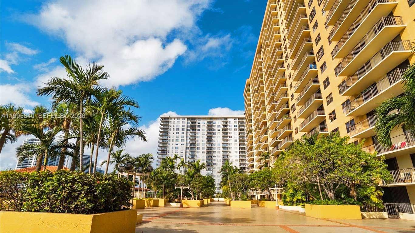 WINSTON TOWERS 700 CONDO - Residential