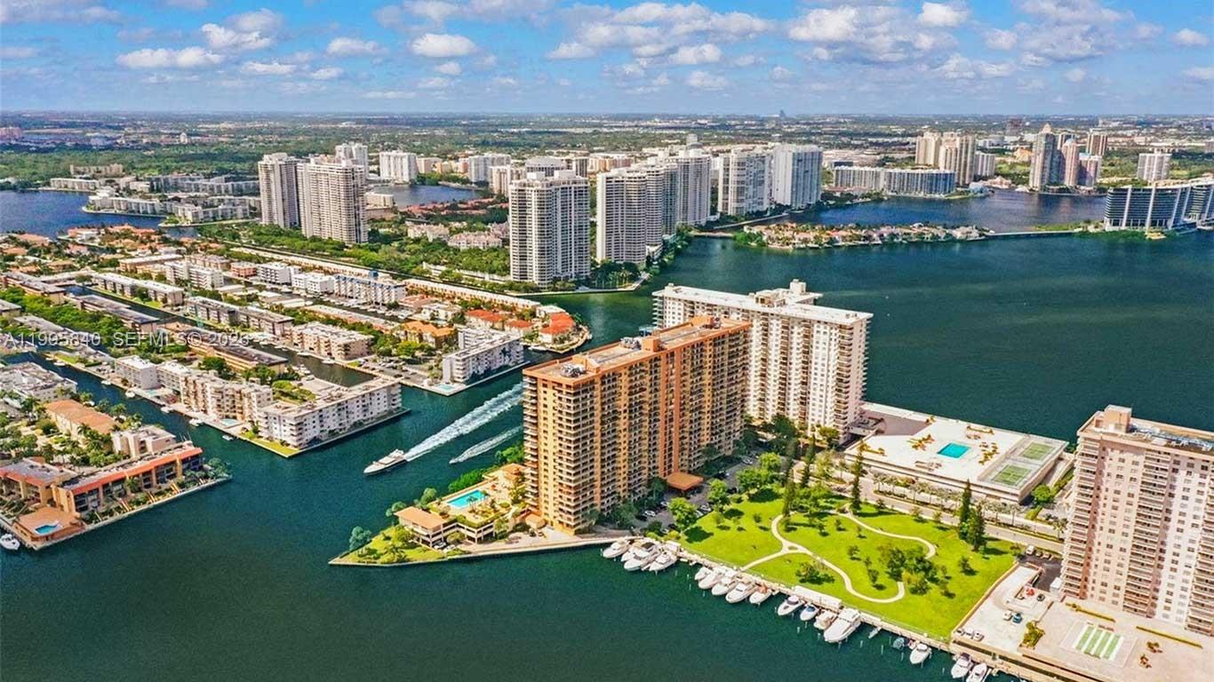 WINSTON TOWERS 700 CONDO - Residential