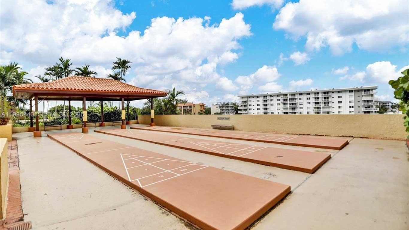 WINSTON TOWERS 700 CONDO - Residential