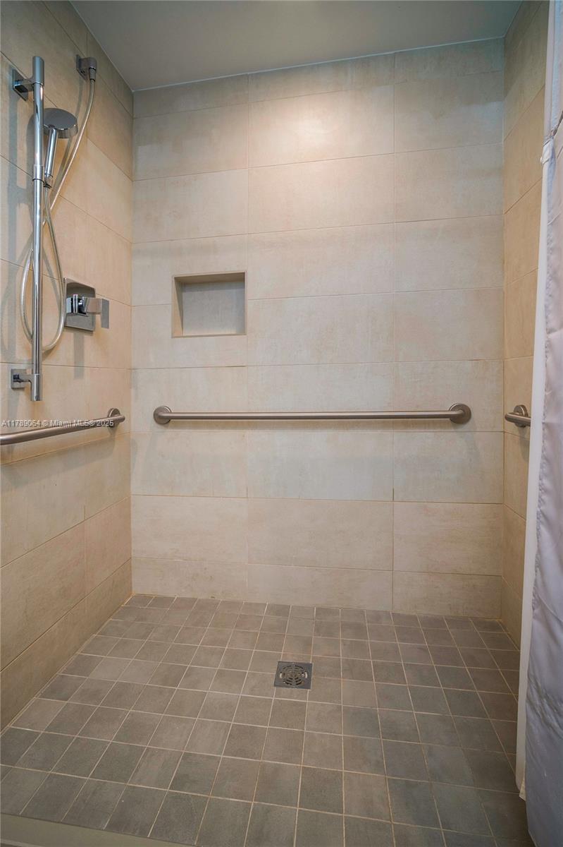 COSTA HOLLYWOOD CONDO - Residential