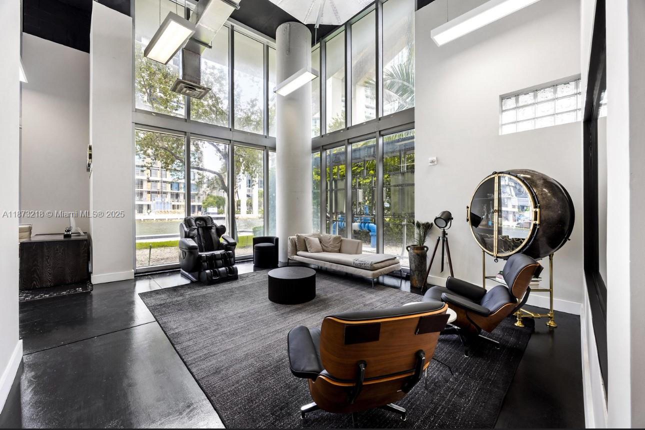 Waterfront Office for Lease in Brickell, Miami.
Rare opportunity to lease a modern office space with direct waterfront views in the heart of Brickell. This unique space features soaring double-height ceilings, floor-to-ceiling glass, and an open-concept design filled with natural light. Prime Brickell waterfront location
Double-height ceilings, contemporary finishes
Scenic waterfront promenade steps from the office
Easy access to I-95, Metro, Brickell City Centre & financial district