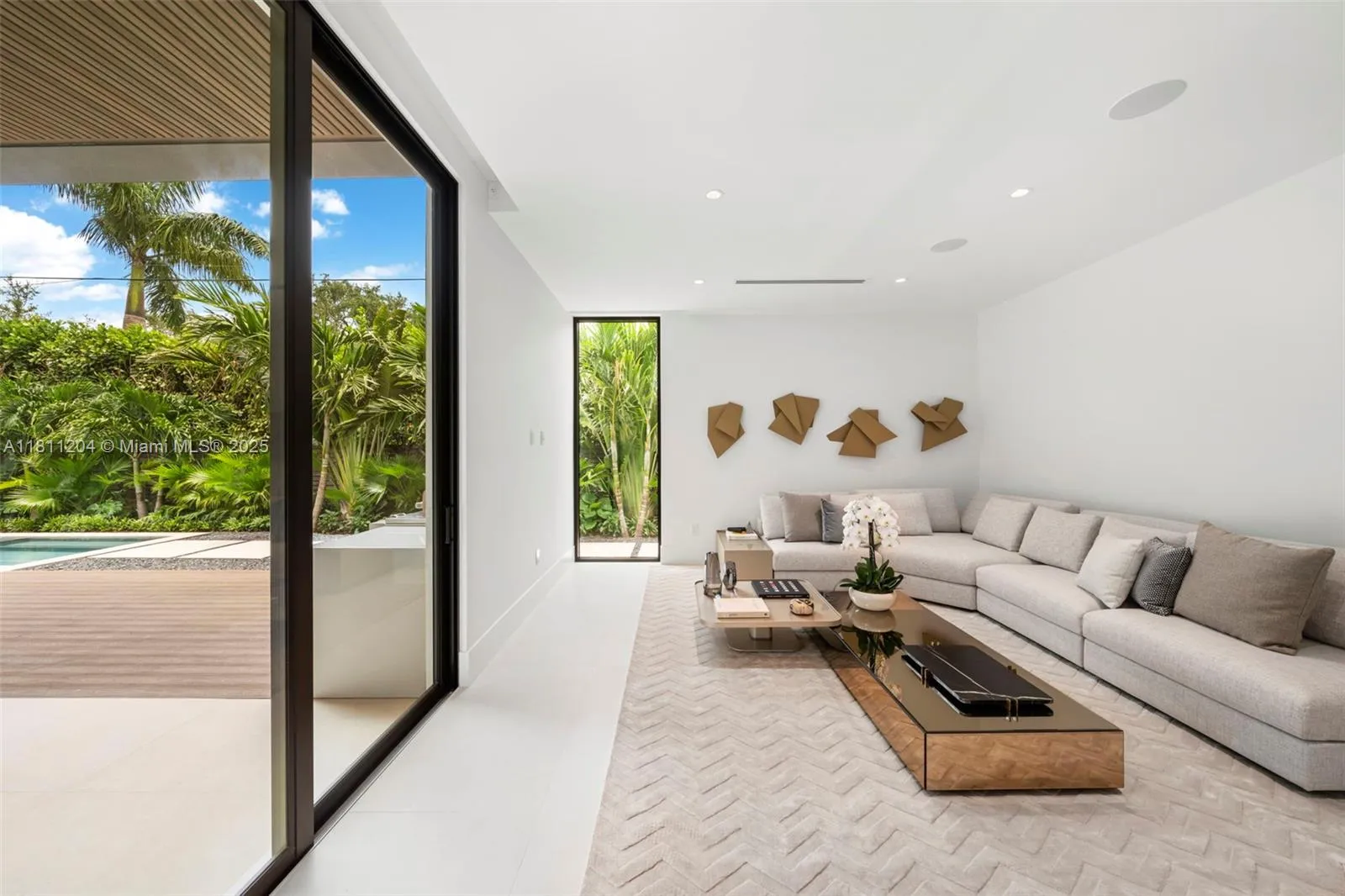 Miami, Florida 33143, United States, 7 Bedrooms Bedrooms, ,8 BathroomsBathrooms,Residential,Coming Soon,139840