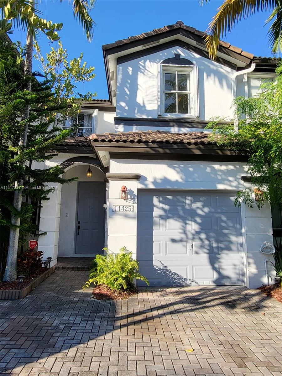 3 BED 2 BATH SAINT VINCENT MODEL TOWNHOUSE, WITH AN SPECTACULAR LAKE VIEW. TILE ON THE FIRST FLOOR, BERVET CARPETS IN THE SECOND. FINISHED PATIO. UNIT WILL BE CLEANED AND THE STOVE REPLACED. GATED AND QUIET COMMUNITY.