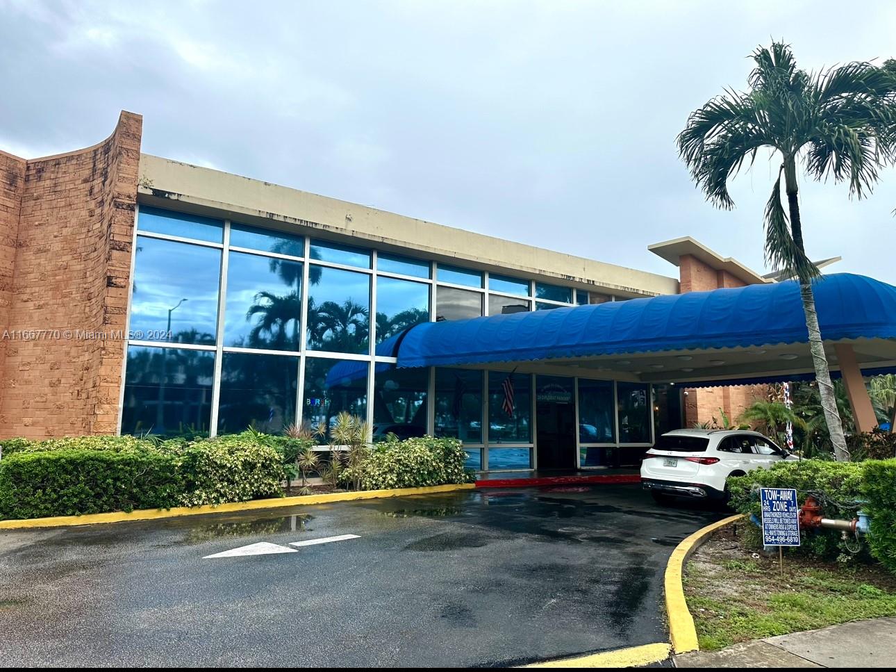 DIPLOMAT GOLF & RACQUET C - Residential