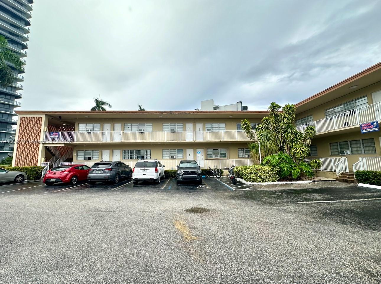 DIPLOMAT GOLF & RACQUET C - Residential
