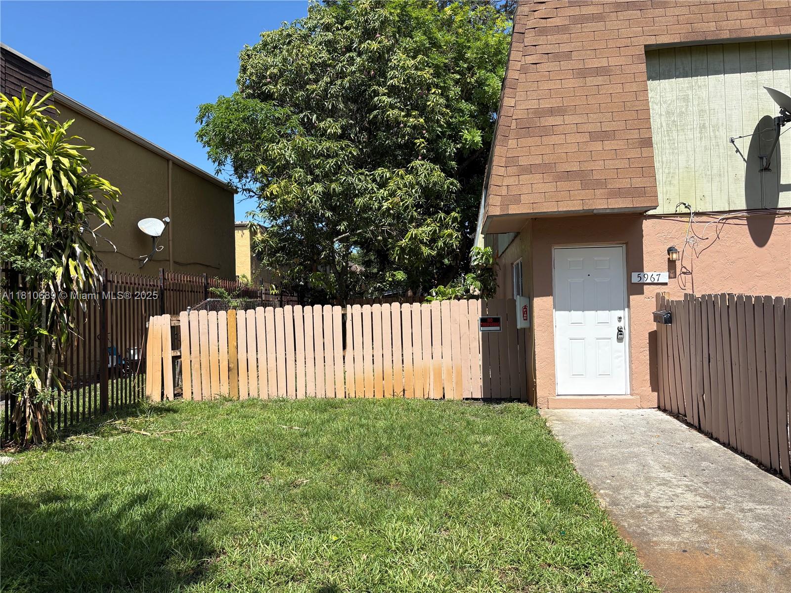 5967 Nw 23rd St, Lauderhill, Miami-Dade County, Florida - 2 Bedrooms  
2 Bathrooms - 