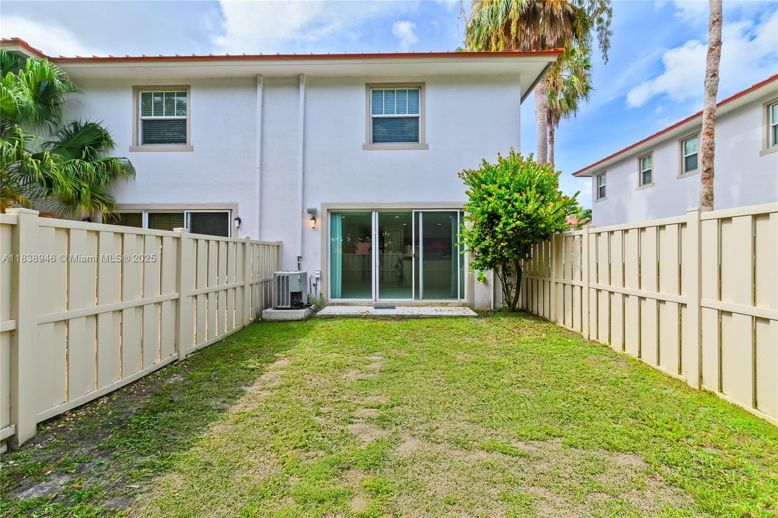 Corner Unit Townhome in Palm Aire – Vizcaya Community Move-in ready corner unit with an open floor plan, this 3-bedroom, 2.5-bath townhome features a 1-car garage plus additional parking at the entrance. The bright living area includes a sliding glass door that opens to a fenced grassy backyard, perfect for outdoor living. Enjoy a modern kitchen with granite countertops, wood cabinetry, and stainless steel appliances. The oversized master bedroom upstairs boasts two closets, with the washer and dryer conveniently located on the second floor. Impact windows throughout. One pet under 50 lbs welcome. The community offers a pool for residents.