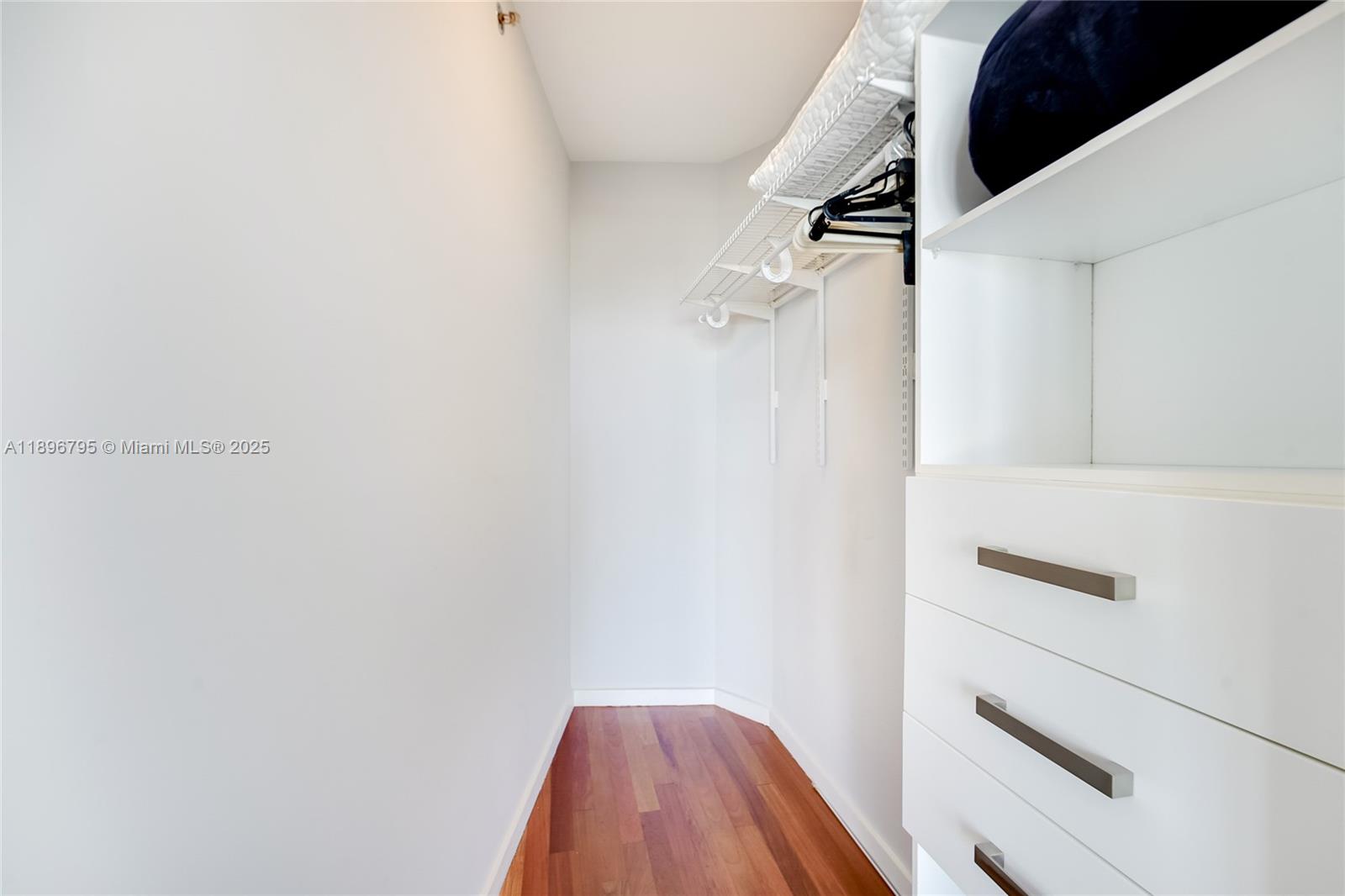 ICON CONDO - Residential