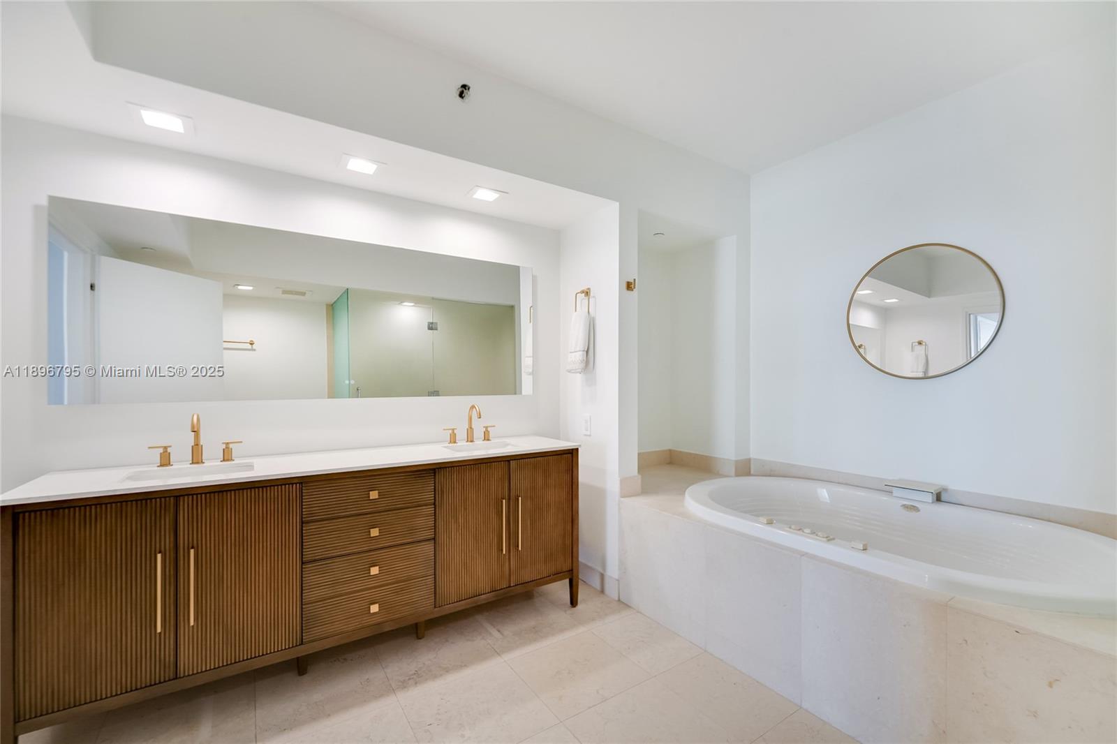 ICON CONDO - Residential
