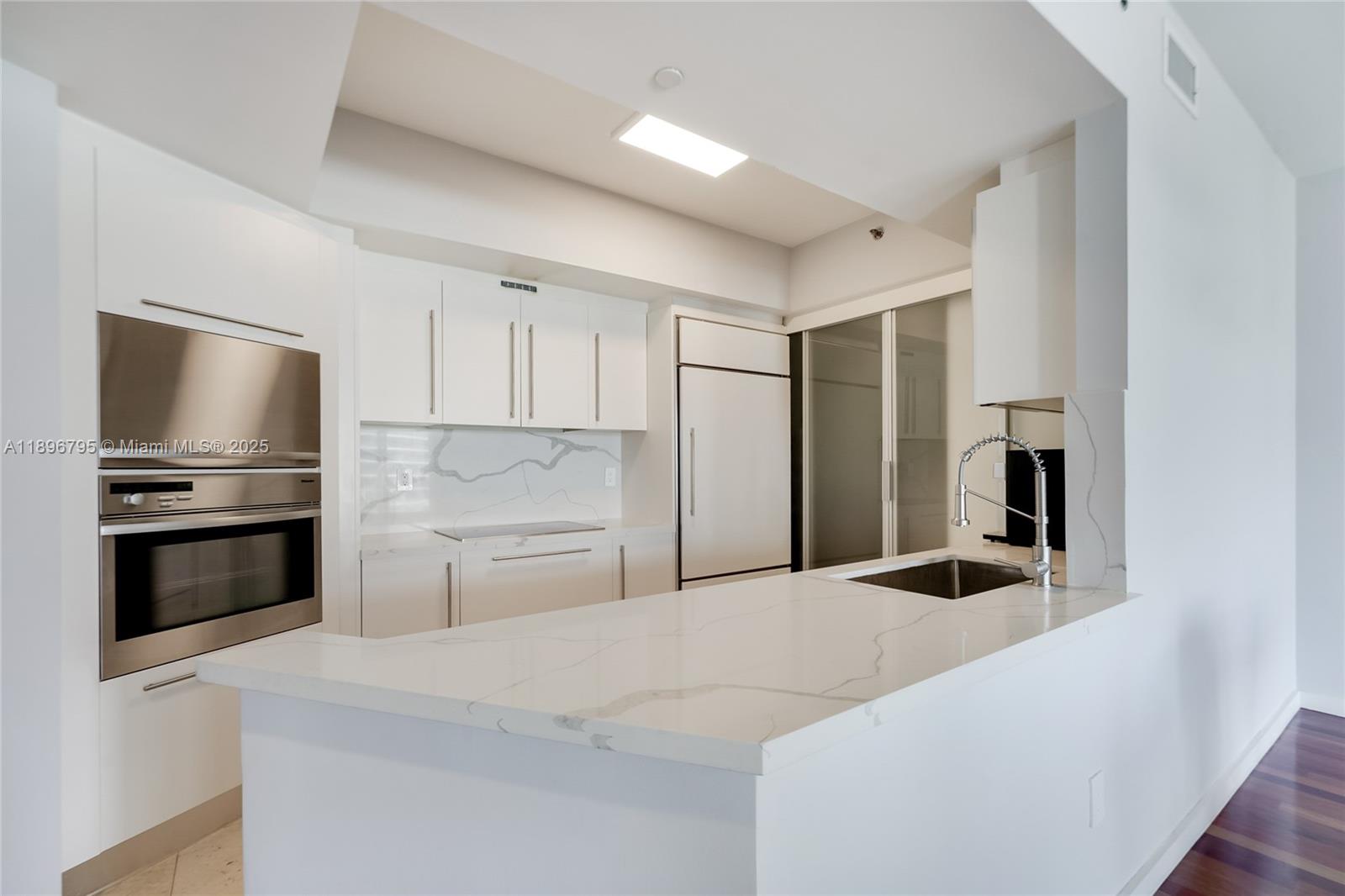 ICON CONDO - Residential