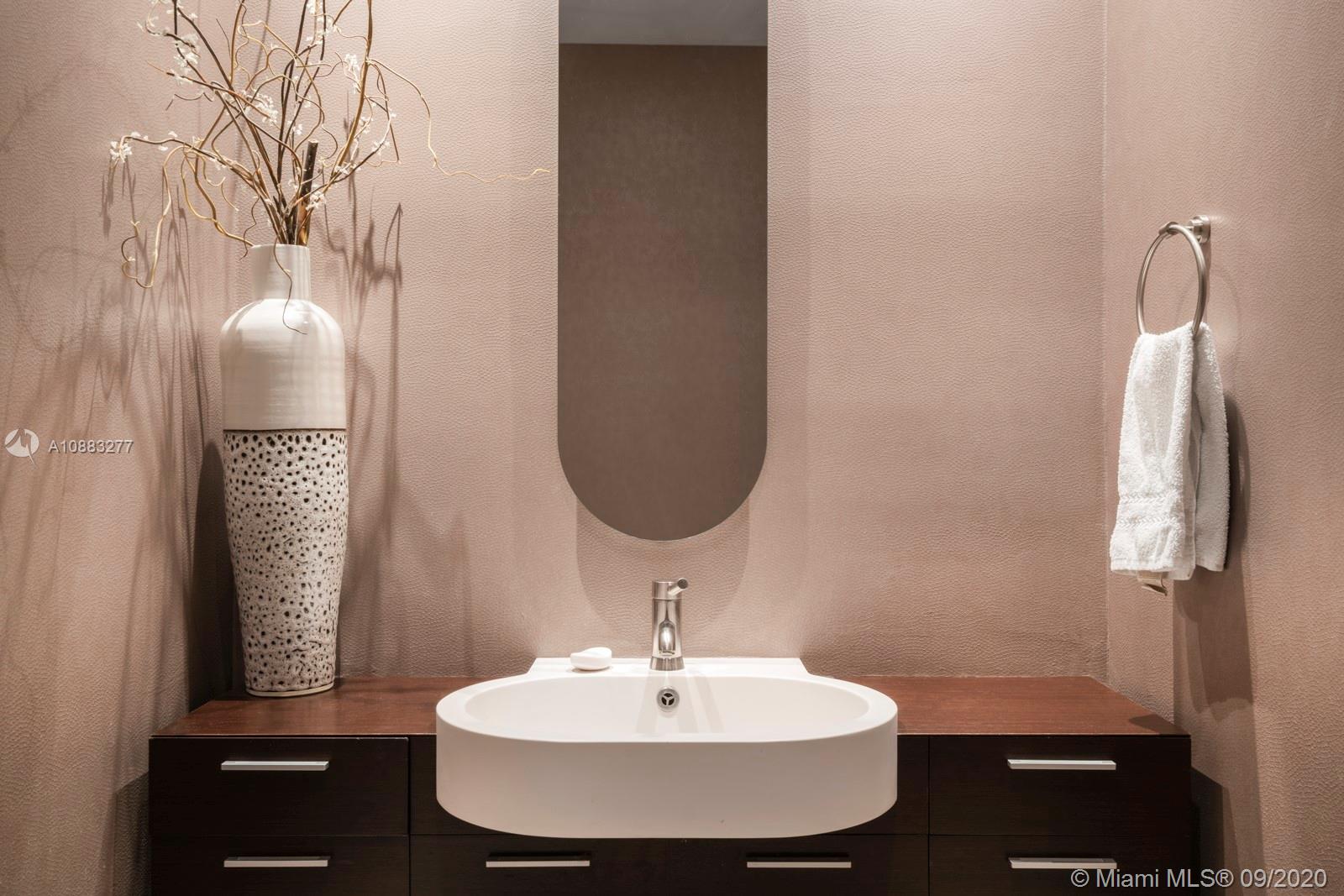 GROVENOR HOUSE CONDO - Land