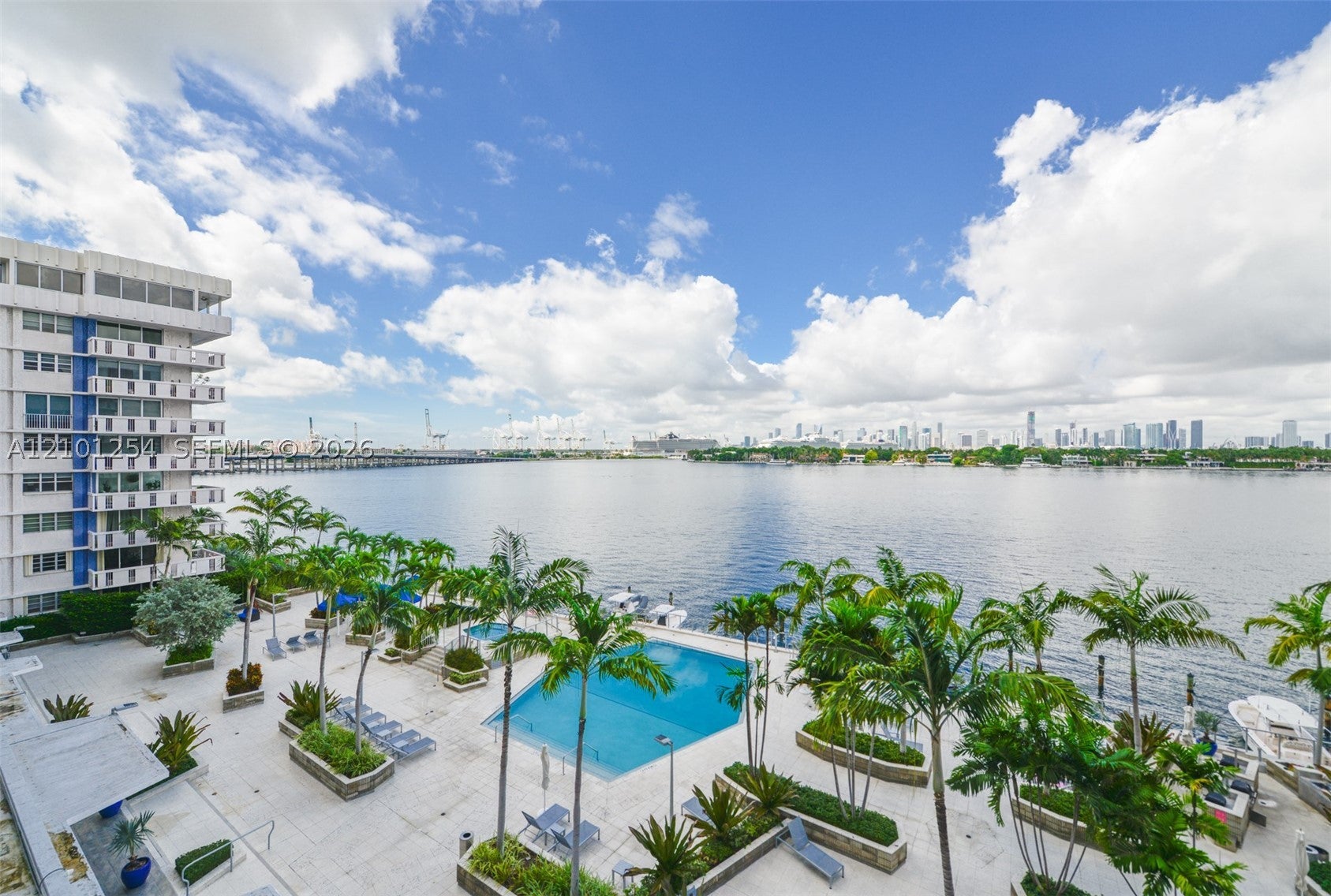 800 West Ave
