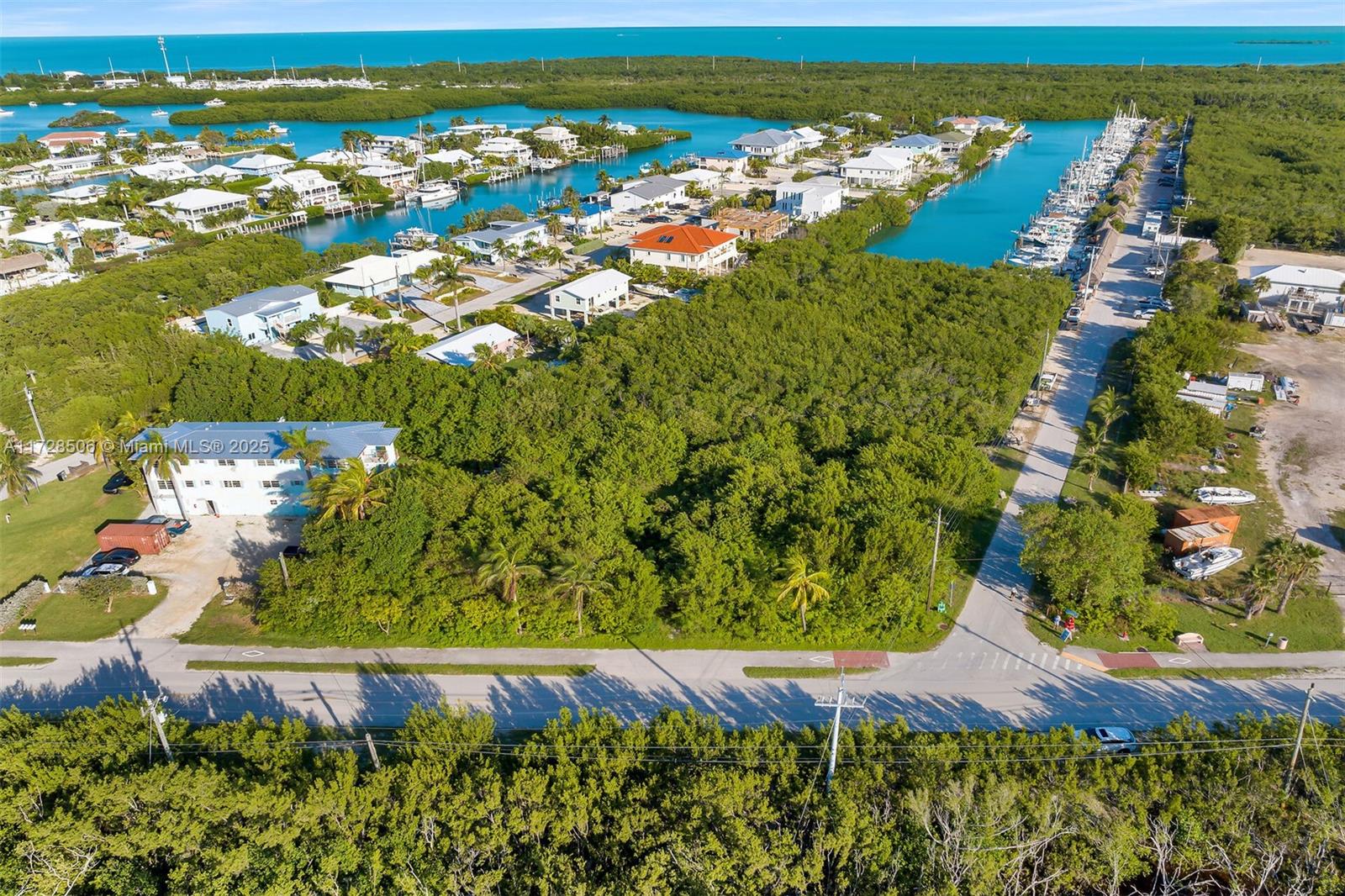COCO PLUM BEACH - Land