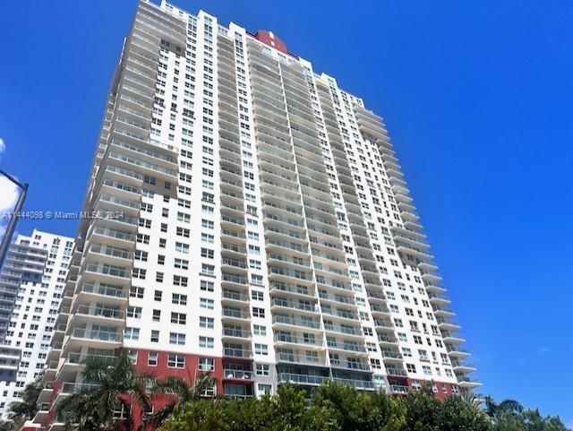 Stunning waterfront condo with an unobstructed, views of the bay and ocean. Located in the middle of Brickell, only a block from Brickell Ave, close to all restaurants and Brickell entertained. This unit, at THE MARK ON BRICKELL, is one of the BEST OCEAN VIEWS in all the building. Beautiful open and split floorplan. 2 huge bedroom with 2 full bathroom; both with shower. High Impact Windows. Totally remodel, new waterproof wood floor, new bathrooms, new kitchen, new appliances, new water heater. Two (2) parking spaces included, one assign and the other complementary with the Valet Parking. Building offer wonderful common areas: Pool, tennis court, gym, BBQ, conference room, jacuzzi convenience store inside the building and much more. Building allowed 12 rents per year.