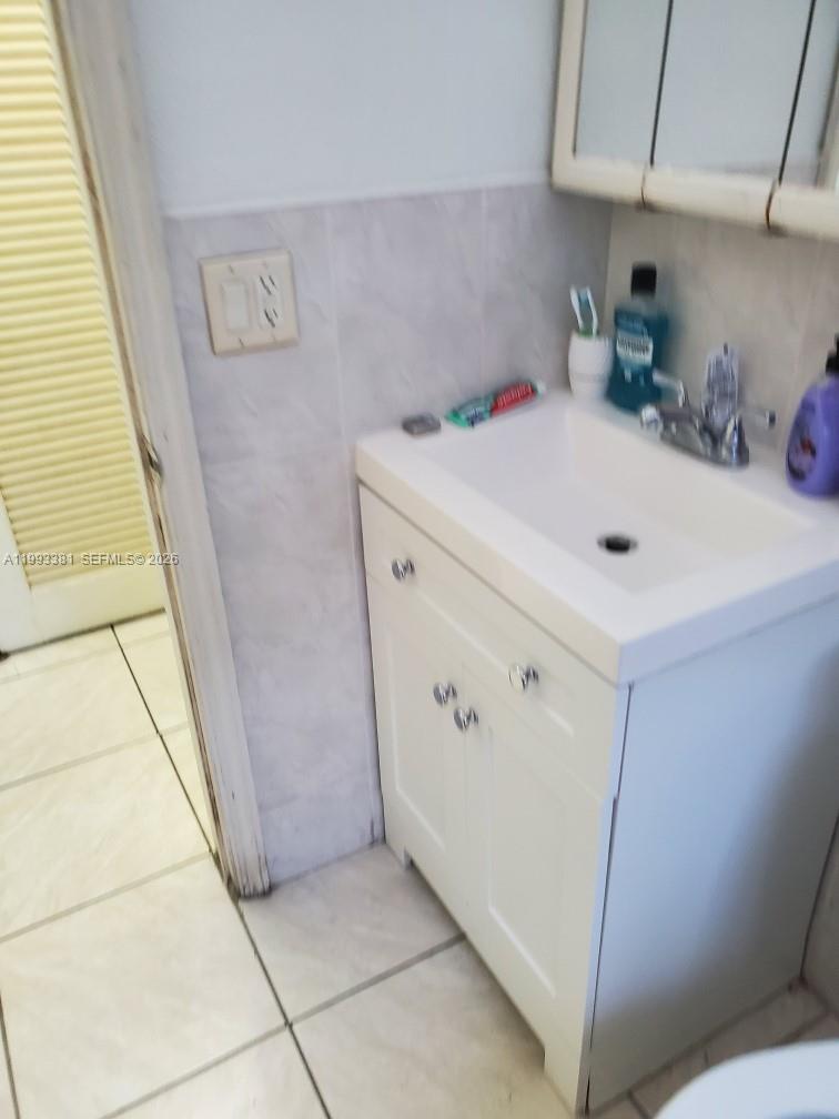 TROPICAL MANOR CONDO - Residential