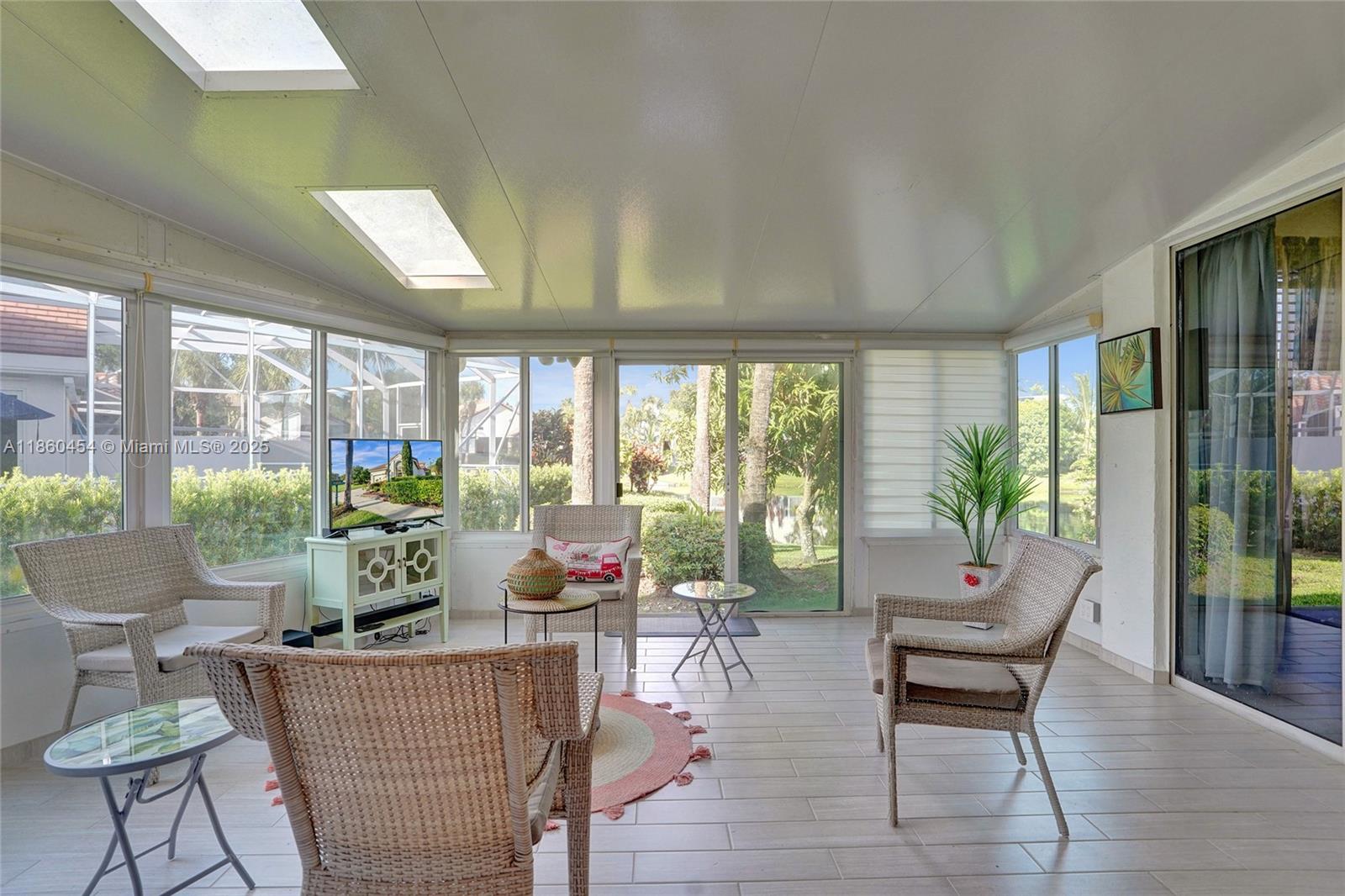 HOLLYWOOD LAKES COUNTRY C - Residential