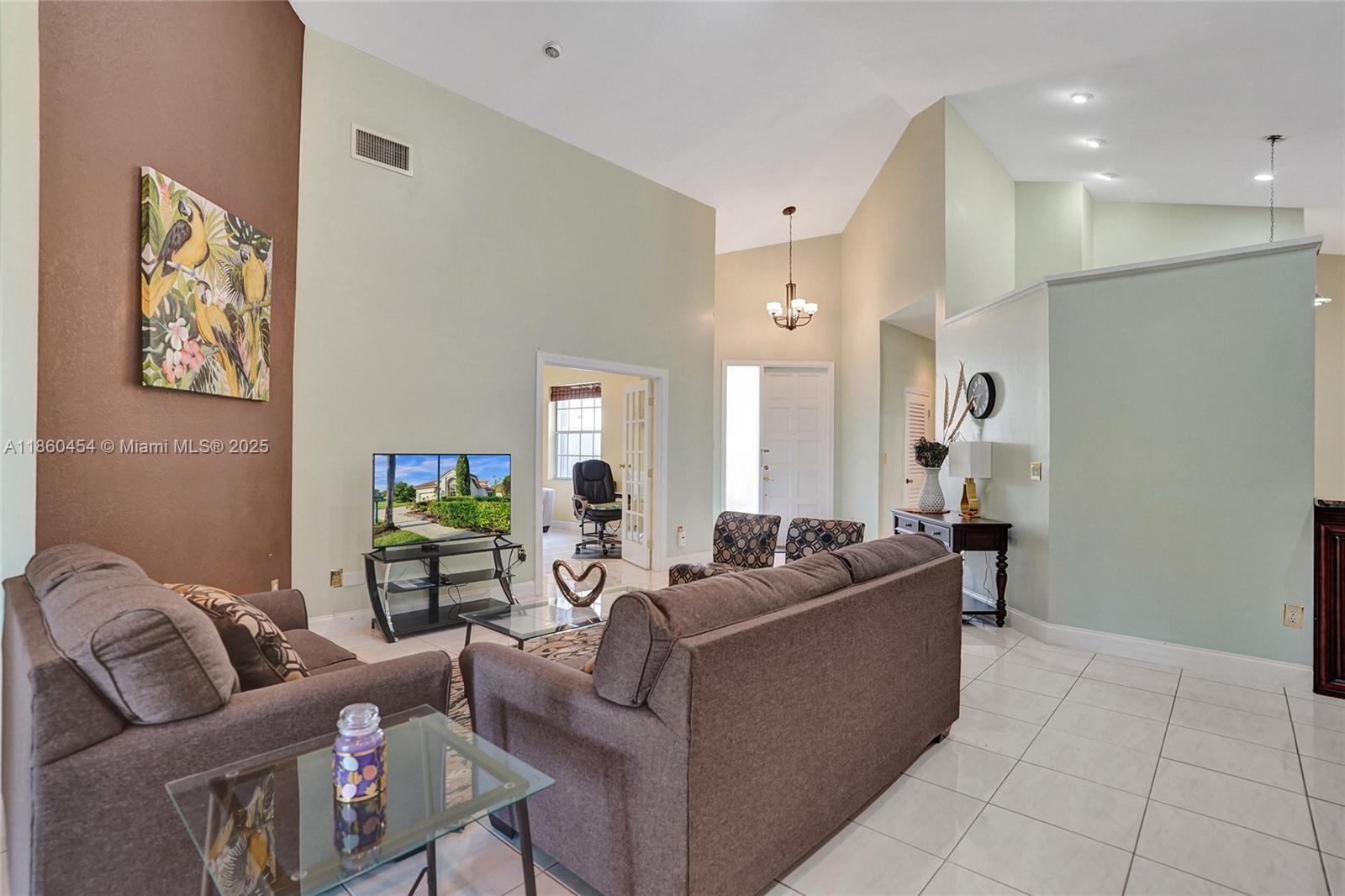 HOLLYWOOD LAKES COUNTRY C - Residential