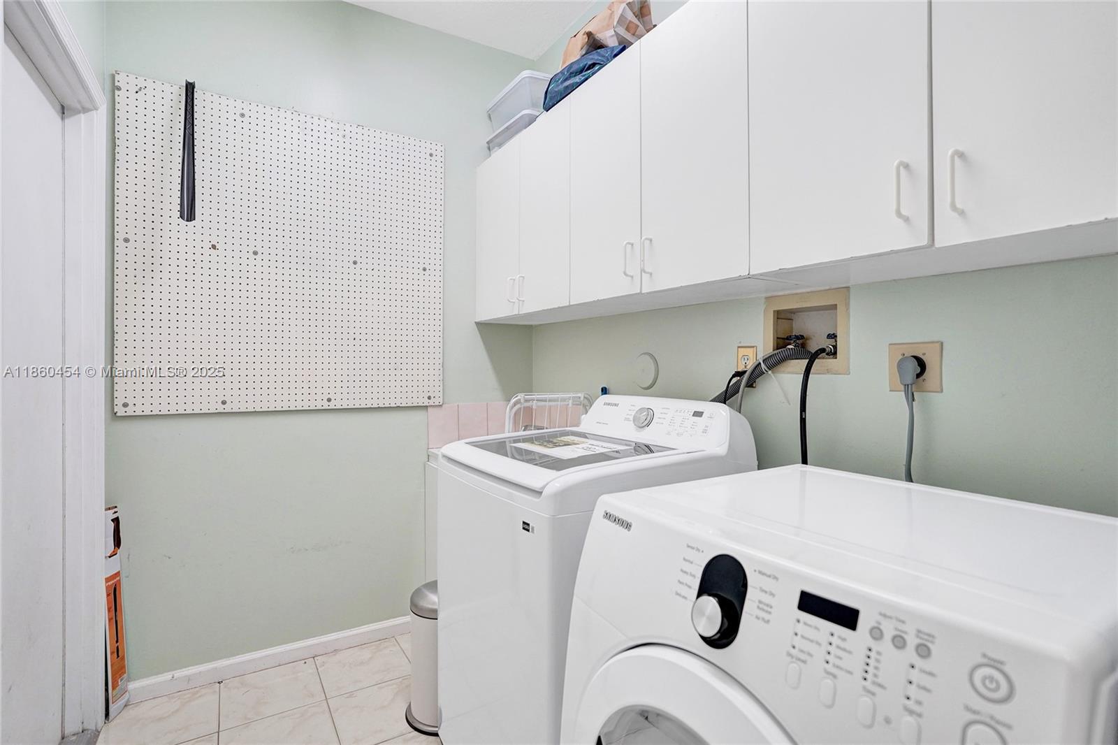 HOLLYWOOD LAKES COUNTRY C - Residential