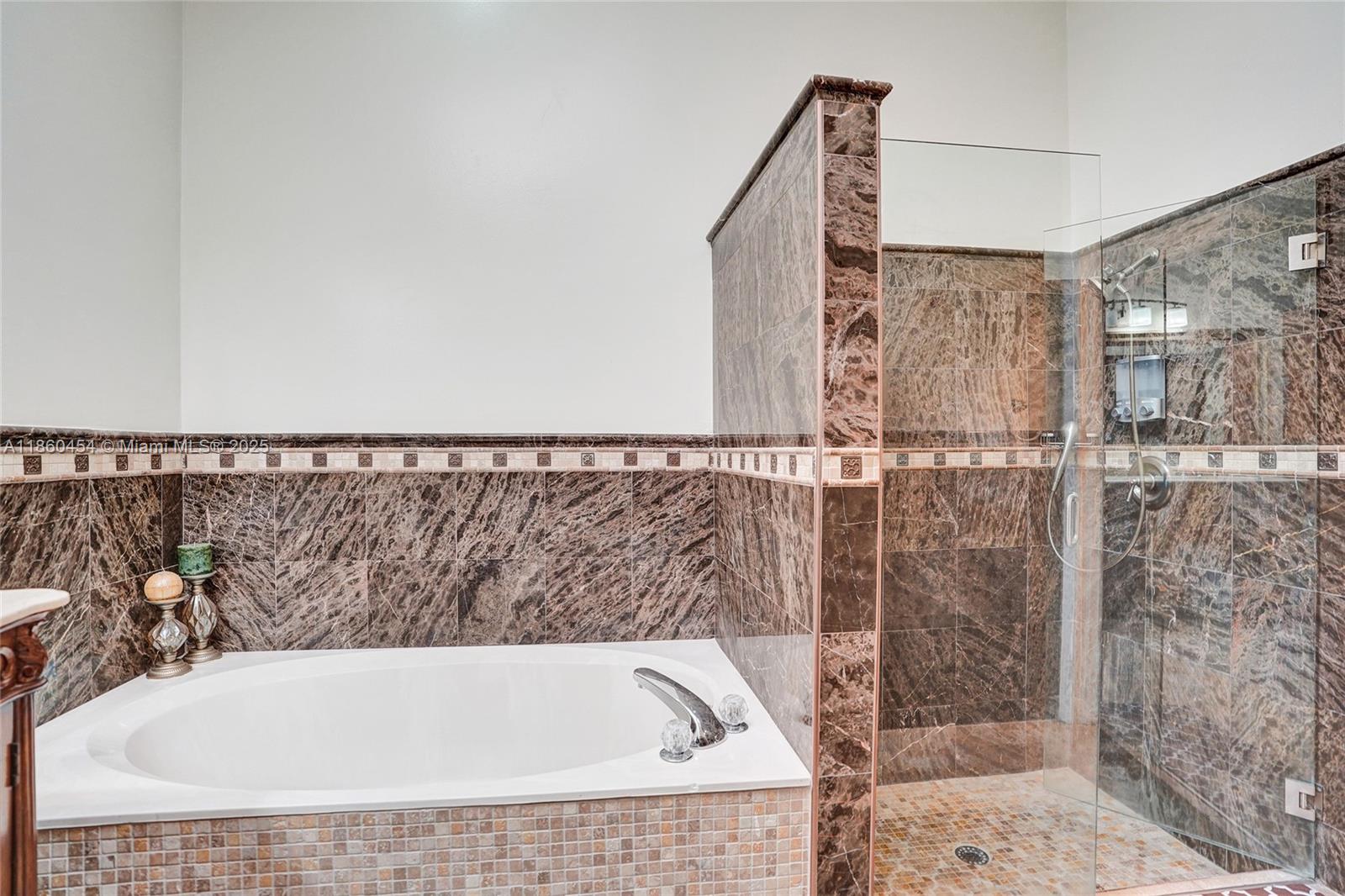 HOLLYWOOD LAKES COUNTRY C - Residential