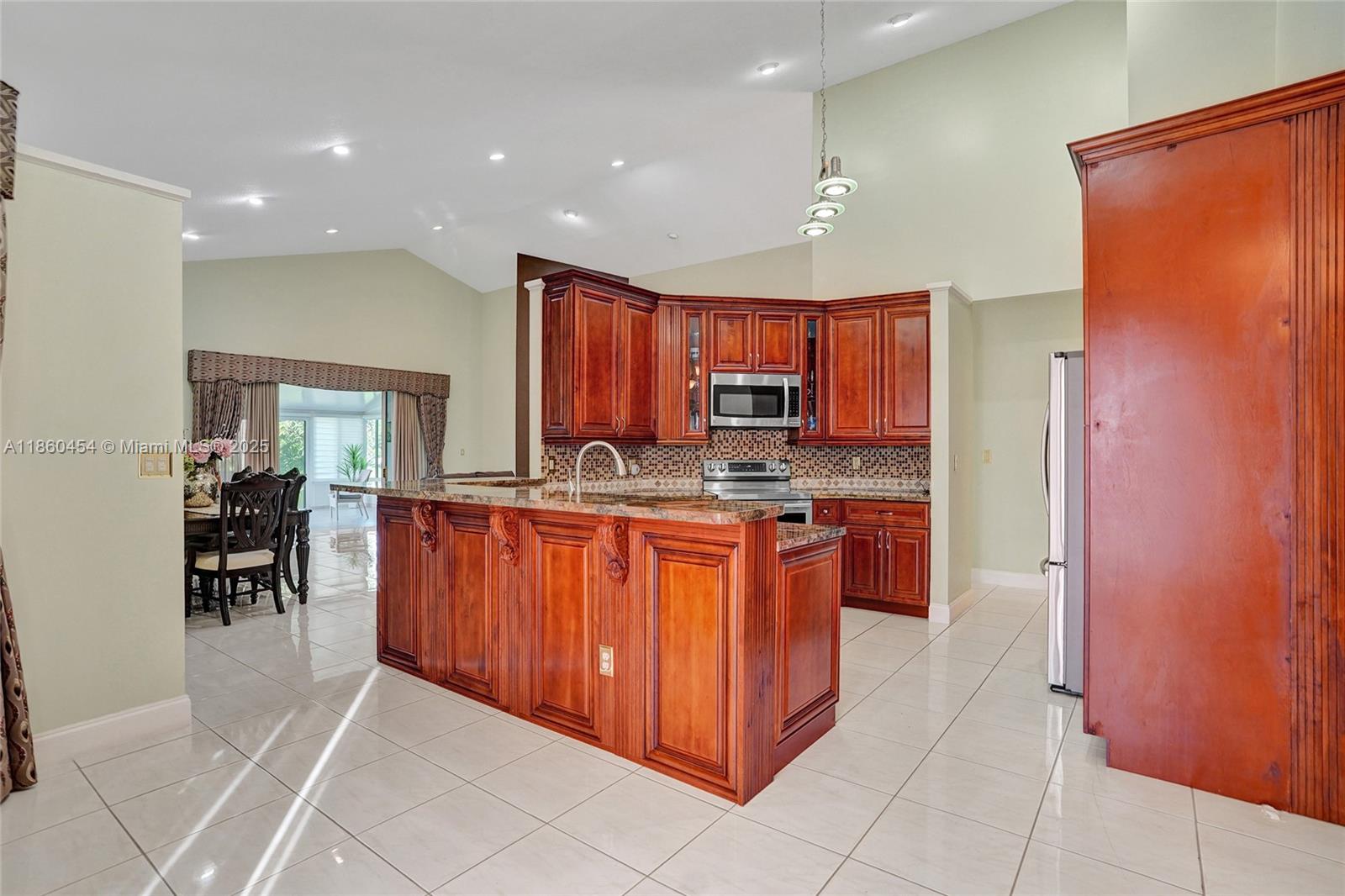 HOLLYWOOD LAKES COUNTRY C - Residential