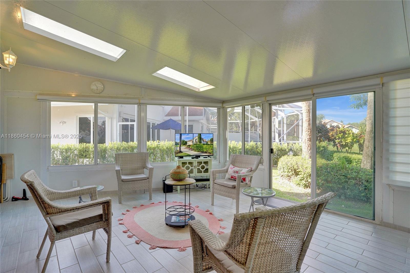 HOLLYWOOD LAKES COUNTRY C - Residential